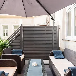 luxurious-and-spacious-5-min-walk-to-city-center.vienna-besthotels.com/